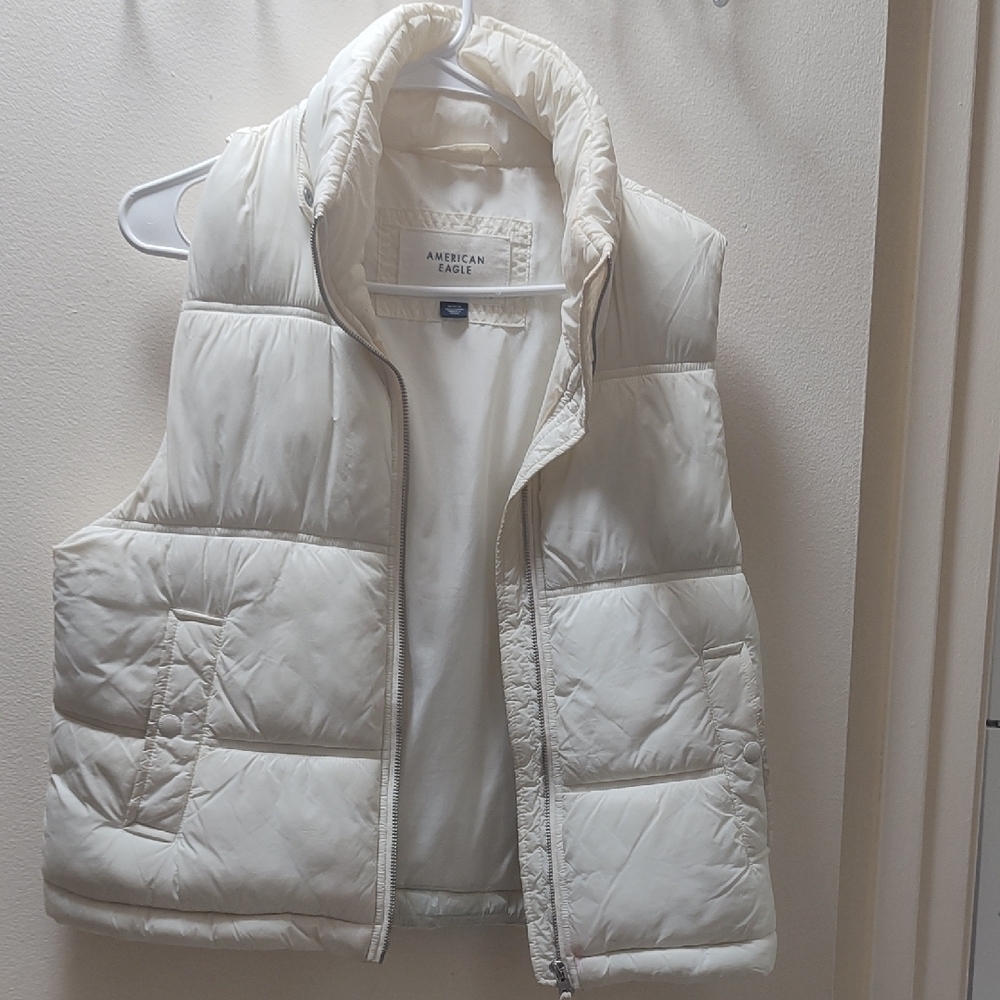 American Eagle Outfitters White Puffer Vest